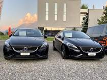 Zwei Volvo V40 (bis 2015) am 24.8.17 bei einer Garage in Unterseen.