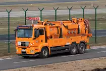 MAN LKW Saugwagen am Flughafen Frankfurt 19.2.2021