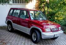 Fünftürer Suzuki Vitara aus der ersten Generation in ganz schönem Zustand. Aufnahme: August: 2020