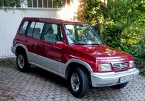 Fünftürer Suzuki Vitara aus der ersten Generation in ganz schönem Zustand. Aufnahme: August: 2020