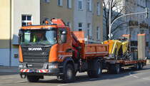 Faber Bau GmbH mit einem SCANIA G 450 Baukipper (Selbstlader) mit Hänger mit einem Asphaltfertiger von BOMAG Typ BF 200 beladen am 01.03.21 Berlin Karlshorst. 