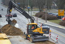 Die Fa. Echterhoff Bau GmbH aus Berlin mit einem VOLVO EW220E Mobilbagger am 01.03.20 Berlin Marzahn im Einsatz bei Bauarbeiten.