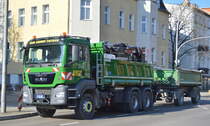 Die Fa. Carl Zauber Tiefbau GmbH aus Schönefeld mit einem MAN TGS 33.510 Baukipper (Selbstlader) mit Hänger am 01.03.21 Berlin Karlshorst.