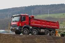 Mercedes Benz Arcos Kipper, gesehen auf einer Straenbaustelle. 02.2021