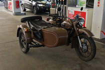 Motorrad Ural mit Beiwagen (BJ 1994) gesehen an einer Tankstelle. 02.2021