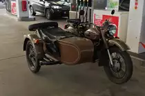 Motorrad Ural mit Beiwagen (BJ 1994) gesehen an einer Tankstelle. 02.2021