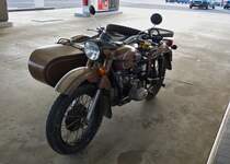 Motorrad Ural mit Beiwagen (BJ 1994) gesehen an einer Tankstelle. 02.2021