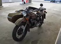 Motorrad Ural mit Beiwagen (BJ 1994) gesehen an einer Tankstelle. 02.2021