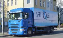 Die Fa. Spreequell Mineralbrunnen GmbH mit einem SCANIAR R 410 LKW mit Kastenaufbau am 01.03.21 Berlin Karlshorst.