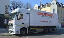Plischka Umzüge GmbH mit einem MB ACTROS 2542 LKW mit Kastenaufbau am 01.03.21 Berlin Karlshorst.