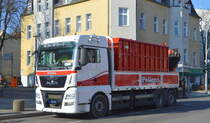 Die Fa. Pollems GmbH aus Berlin mit einem MAN TGX 26.460 LKW mit Pritschenaufbau/ Selbstlader am 01.03.21 Berlin Karlshorst. 