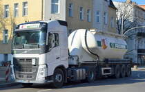Waldemar Fromm Speditionsgesellschaft mbH & Co. KG mit einem Eutersilo-Sattelzug für Lebensmitteltransporte mit VOLVO FH 460 EURO 6 Zugmaschine am 01.03.21 Berlin Karlshorst. 