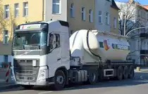 Waldemar Fromm Speditionsgesellschaft mbH & Co. KG mit einem Eutersilo-Sattelzug für Lebensmitteltransporte mit VOLVO FH 460 EURO 6 Zugmaschine am 01.03.21 Berlin Karlshorst. 