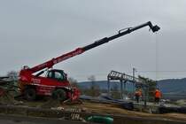 Manitou Teleskoplader hilft beim Positionieren einer Betonplatte. 02.2021