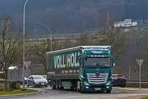 Mercedes Benz Actros Sattelzug biegt in einen Kreisverkehr ein. 02.2021
