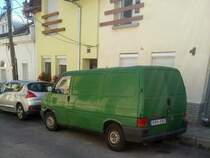 Rückansicht: VW Transporter T4, der zu der ungarischen Post gehörte, gesehen in August 2020