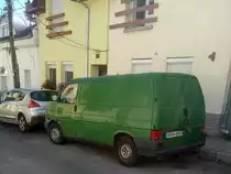 Rückansicht: VW Transporter T4, der zu der ungarischen Post gehörte, gesehen in August 2020