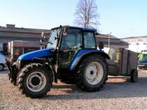 New-Holland_TL90 wartet mit einem Einachsh�nger vor der FIH-Versteigerungshalle in Ried i.I.; 090113