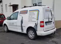 =VW Caddy vom Malerbetrieb HÜBNER steht im Februar 2021 in Hünfeld