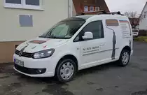 =VW Caddy vom Malerbetrieb HÜBNER steht im Februar 2021 in Hünfeld