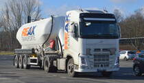 Reax Transporte GmbH mit einer VOLVO FH Zugmaschine mit Eutersiloauflieger am 05.03.21 Berlin Marzahn.