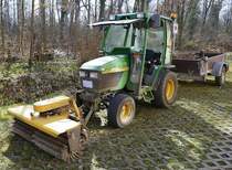 John Deere 4110, mit zapfwellenbetriebener Kehrvorrichtung und Einachsanhänger, der Kommunal-oder Kleintraktor hat einen 3-Zyl.Diesel von Yanmar mit 20PS, März 2021