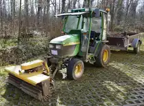 John Deere 4110, mit zapfwellenbetriebener Kehrvorrichtung und Einachsanhänger, der Kommunal-oder Kleintraktor hat einen 3-Zyl.Diesel von Yanmar mit 20PS, März 2021