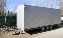 Medax Plattformanhänger Tridem mit Haube, von der Firma Hulco Trailers GmbH, März 2021