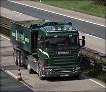 Das Premiumst�ck im Fuhrpark von LATUSSEK ist dieser SCANIA HIGHLINE R620 \8/. Hier aufgenommen bei Hohenlimburg am 15.04.2009.
