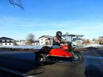 JAWA mit Beiwagen, befindet sich bei winterlichen Verhältnissen auf rasanter Fahrt; 210122