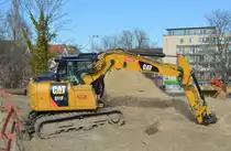 Ein CAT 311F L Raupenbagger (Mietbaumaschine) am 09.03.21 am S-Bhf. Berlin Schöneweide.