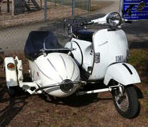 Vespa PX200 mit Seitenwagen der Firma Cozy aus Indien, PX200 wurde gebaut von 1998-2008, 198ccm und 12PS, Vmax.95Km/h, März 2021