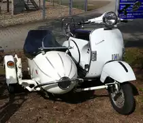 Vespa PX200 mit Seitenwagen der Firma Cozy aus Indien, PX200 wurde gebaut von 1998-2008, 198ccm und 12PS, Vmax.95Km/h, März 2021