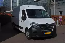 Renault Master gesehen am Straßenrand. 03.2020