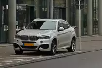 BMW X 6 steht am Stra�enrand. 03.2020
