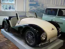 Champion 250 aus dem Jahr 1950.
Dieser spartanische Zweisitzer mit Aluminium-Aufbau und Motorradrädern wurde im Jahr 1947 von ZF (Z ahnradfabrik F riedrichshafen) entwickelt. Die ZF baute damals fünf Versuchsfahrzeuge. Ein gewisser Hermann Holbei erwarb von ZF die Lizenz zur Fertigung dieser  Fahrzeuge. Vom Sommer 1948 bis Februar 1951 entstanden ca. 400 Autos dieses Typs zu einem Preis von DM 2650,00. Der Kleinwagen war mit zwei Motorisierungen aus dem Hause der Nürnberger Motorradfabrik Triumph lieferbar. Der gebläsegekühlte Einzylinderzweitaktmotor hatte einen Hubraum von 248 cm³ und leistete wahlweise 6 PS oder 10 PS. Die Höchstgeschwindigkeit wurde mit 70 km/h angegeben. Auto- und Uhrenmuseum Schramberg im Frühjahr 2016.