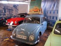 Maico 500. Von Juni 1956 bis Oktober 1958 wurden in den Maico-Werken in Pfäffingen (Landkreis Tübingen) genau 6301 Fahrzeuge dieses Typs produziert. Der viersitzige Wagen galt als solide verarbeitet und hatte ein ordentliches Fahrwerk. Allerdings galten die Bremsen als schwach und das Innengeräusch war sehr laut. Der Preis der zweitürigen Limousine betrug während der gesamten Produktionszeit DM 3665,00. Der wassergekühlte Zweizylinderreihenzweitaktmotor aus dem Hause Heinkel hat einen Hubraum von 452 cm³ und leistet 18 PS. Die Höchstgeschwindigkeit betrug 92 km/h. Auto- und Uhrenmuseum Schramberg im Frühjahr 2016.