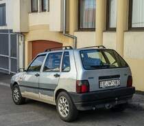Rückansicht: Fiat Uno deren Karosserie schon öfters repariert wurde. Foto: 08.2020.