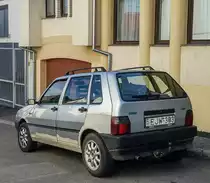 Rückansicht: Fiat Uno deren Karosserie schon öfters repariert wurde. Foto: 08.2020.