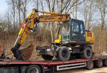 =Hyundai 140 W steht auf einem Volvo-Sattelzug aus Rumänien, 02-2021