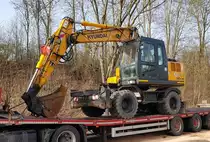 =Hyundai 140 W steht auf einem Volvo-Sattelzug aus Rumänien, 02-2021