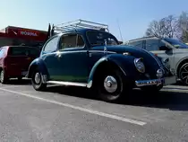 VW-Käfer, gesattelt mit ein Paar Skier, glänzt so richtig bei einer  Shoppingtour ; 210309