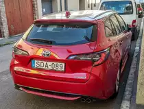 Rückansicht: roter Toyota Corolla Kombi der Serie E210, gesehen in August 2020.