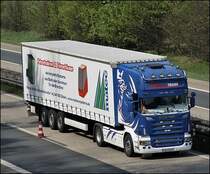 Dieser schwedische Brummer SCANIA TOPLINE R500 \8/ von WALDAU-Trans ist bei Hohenlimburg unterwegs. Neben einem sch�nen brummigen Sound besitzt die Zugmaschine noch einen Peilstab mit Positionsleuchte, Lichter auf dem K�hlergrill die ein V imitieren, Lampenb�gel und Leder im Innenraum, was bei dieser Aufnahme gut sichtbar ist.
