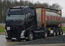=Volvo 500 steht mit einem HOYER-Tankauflieger auf dem neu gestalteten Rastplatz Fulda Nord, 03-2021