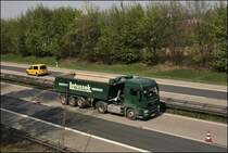 ... hier nocheinmal der Latussek MAN TGS 18.440XLX von der Seite. Hier ist der Lkw vermutlich mit einem KEMPF-Kippsattel unterwegs. (15.04.2009)
