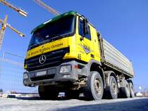 ACTROS-4144 mit Kipperaufbau, vor einer Großbaustelle; 140309