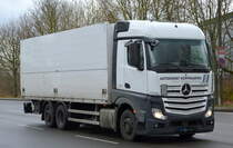 Autodienst Hoppegarten GmbH mit einem MB ACTROS LKW mit sehr hohem Pritschenaufbau am 19.03.21 Berlin Weißensee.