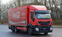 Coca Cola GmbH Deutschland (Berlin) mit IVECO STRALIS 360E5 mit Kastenaufbau am 19.03.21 Berlin Weißensee.