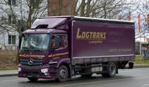 Logtrans Spedition GmbH mit einem MB ANTOS 1833 LKW mit Pritschenaufbau am 19.03.21 Berlin-Weißensee.
